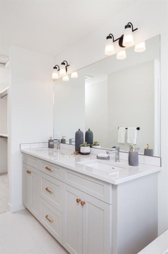 47 Sundown Crescent, Cochrane, AB - Indoor Photo Showing Bathroom