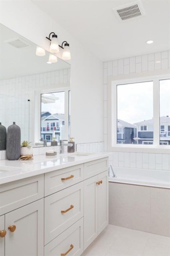 47 Sundown Crescent, Cochrane, AB - Indoor Photo Showing Bathroom