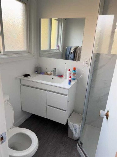 3727 Valdes Place Nw, Calgary, AB - Indoor Photo Showing Bathroom