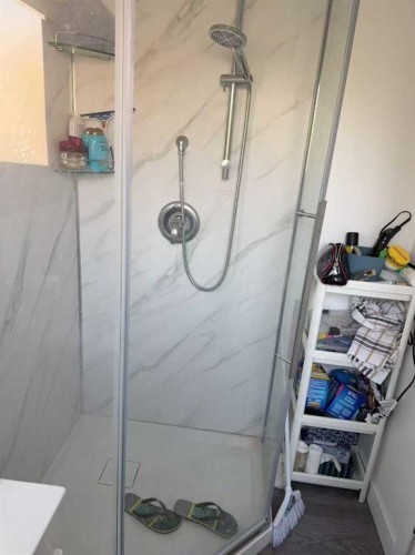 3727 Valdes Place Nw, Calgary, AB - Indoor Photo Showing Bathroom