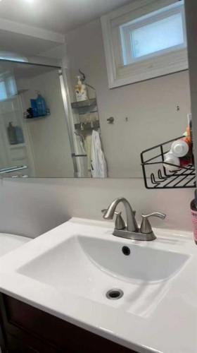 3727 Valdes Place Nw, Calgary, AB - Indoor Photo Showing Bathroom