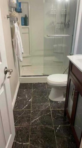 3727 Valdes Place Nw, Calgary, AB - Indoor Photo Showing Bathroom