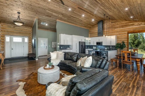 32101 Range Road 50, Rural Mountain View County, AB - Indoor Photo Showing Living Room
