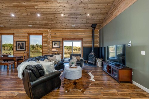 32101 Range Road 50, Rural Mountain View County, AB - Indoor Photo Showing Living Room