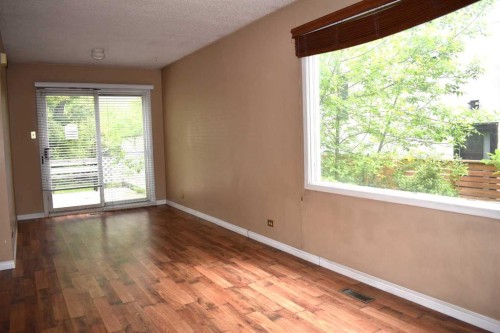7616 34 Avenue Nw, Calgary, AB - Indoor Photo Showing Other Room