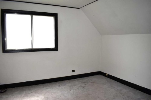 7616 34 Avenue Nw, Calgary, AB - Indoor Photo Showing Other Room