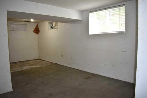 7616 34 Avenue Nw, Calgary, AB - Indoor Photo Showing Other Room