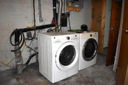 7616 34 Avenue Nw, Calgary, AB - Indoor Photo Showing Laundry Room