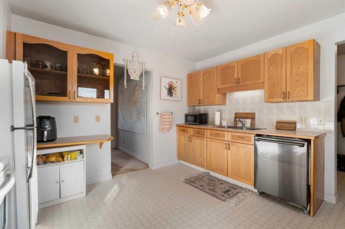 4327 20 Avenue Nw, Calgary, AB - Indoor Photo Showing Kitchen