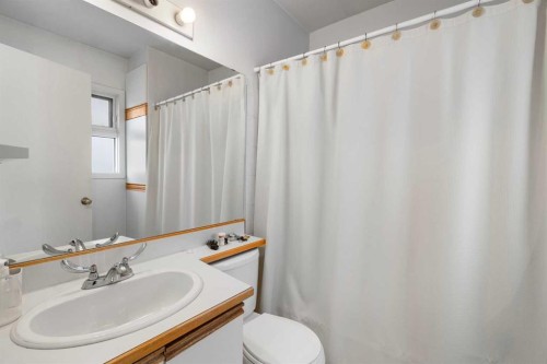 4327 20 Avenue Nw, Calgary, AB - Indoor Photo Showing Bathroom