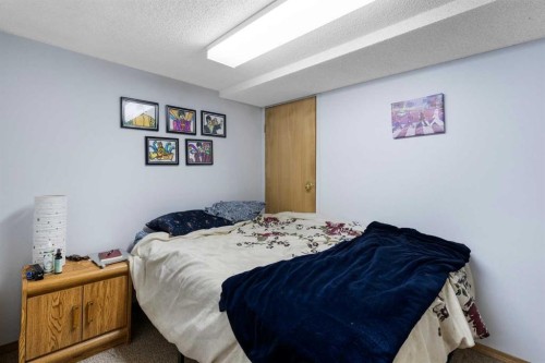 4327 20 Avenue Nw, Calgary, AB - Indoor Photo Showing Bedroom