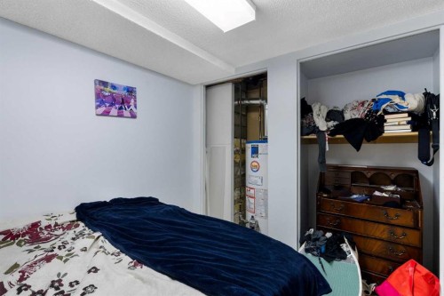 4327 20 Avenue Nw, Calgary, AB - Indoor Photo Showing Bedroom
