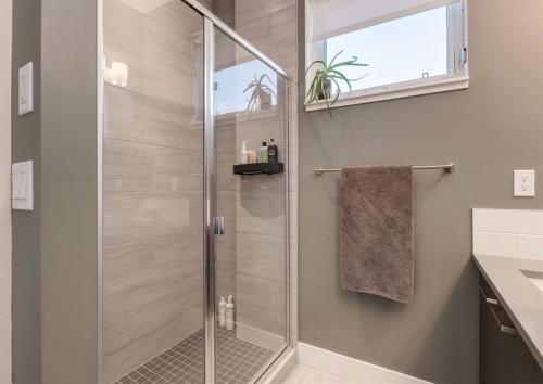 2020 2 Street Sw, Calgary, AB - Indoor Photo Showing Bathroom