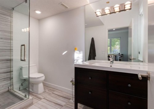 2020 2 Street Sw, Calgary, AB - Indoor Photo Showing Bathroom