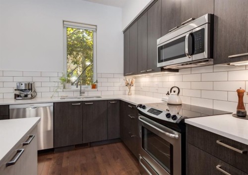 2020 2 Street Sw, Calgary, AB - Indoor Photo Showing Kitchen With Upgraded Kitchen