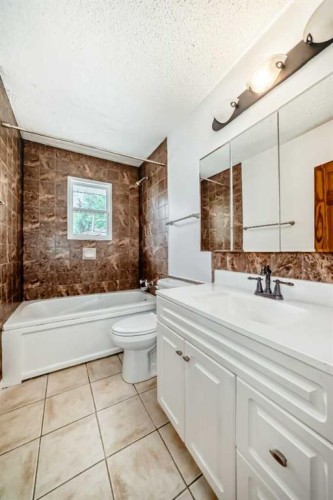 2023 46 Street Se, Calgary, AB - Indoor Photo Showing Bathroom