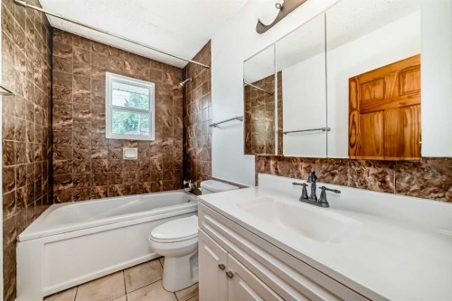 2023 46 Street Se, Calgary, AB - Indoor Photo Showing Bathroom