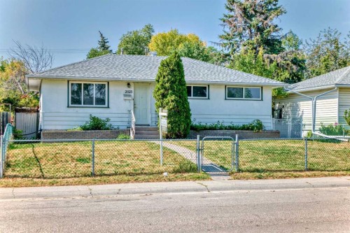 2023 46 Street Se, Calgary, AB - Outdoor
