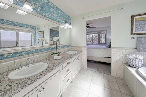 1431 40 Street Sw, Calgary, AB - Indoor Photo Showing Bathroom