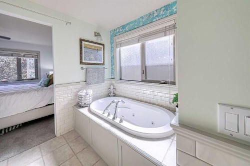 1431 40 Street Sw, Calgary, AB - Indoor Photo Showing Bathroom