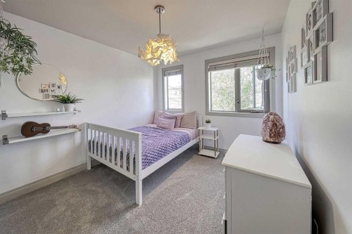 1431 40 Street Sw, Calgary, AB - Indoor Photo Showing Bedroom
