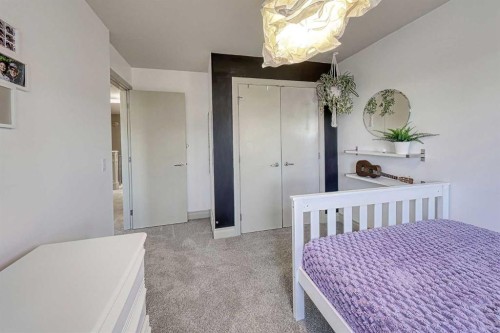 1431 40 Street Sw, Calgary, AB - Indoor Photo Showing Bedroom