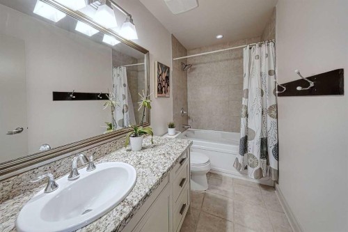 1431 40 Street Sw, Calgary, AB - Indoor Photo Showing Bathroom