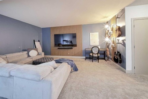 1431 40 Street Sw, Calgary, AB - Indoor Photo Showing Bedroom