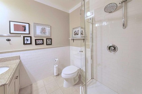 1431 40 Street Sw, Calgary, AB - Indoor Photo Showing Bathroom