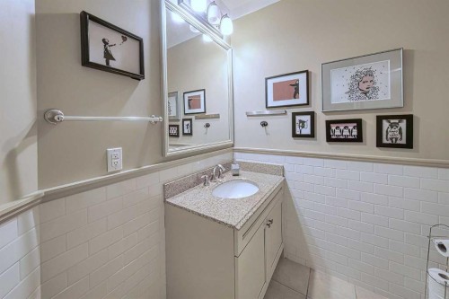 1431 40 Street Sw, Calgary, AB - Indoor Photo Showing Bathroom