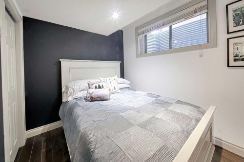 1431 40 Street Sw, Calgary, AB - Indoor Photo Showing Bedroom