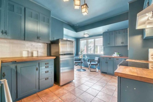 111 11 Avenue Nw, Calgary, AB - Indoor Photo Showing Kitchen