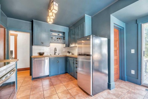 111 11 Avenue Nw, Calgary, AB - Indoor Photo Showing Kitchen