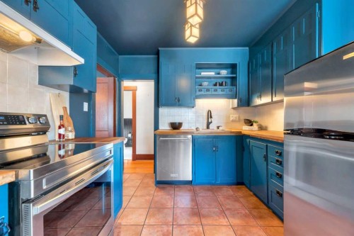 111 11 Avenue Nw, Calgary, AB - Indoor Photo Showing Kitchen