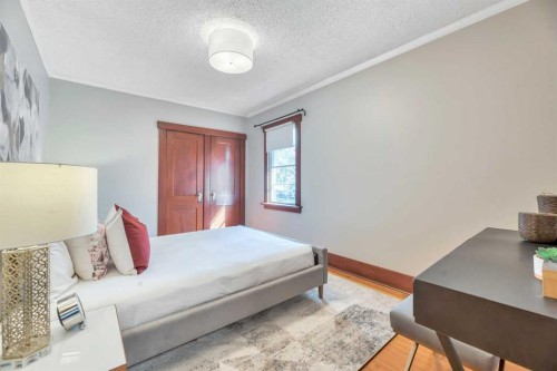 111 11 Avenue Nw, Calgary, AB - Indoor Photo Showing Bedroom