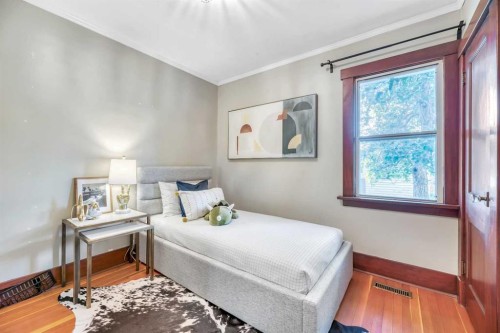 111 11 Avenue Nw, Calgary, AB - Indoor Photo Showing Bedroom