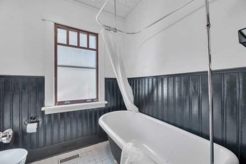 111 11 Avenue Nw, Calgary, AB - Indoor Photo Showing Bathroom