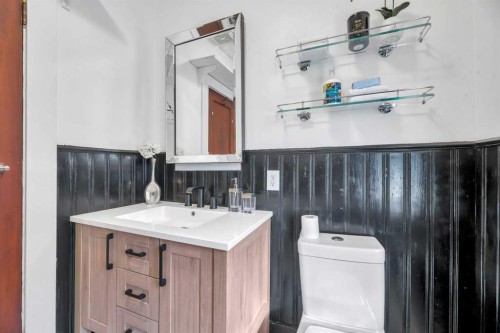 111 11 Avenue Nw, Calgary, AB - Indoor Photo Showing Bathroom