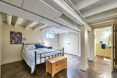 111 11 Avenue Nw, Calgary, AB - Indoor Photo Showing Bedroom