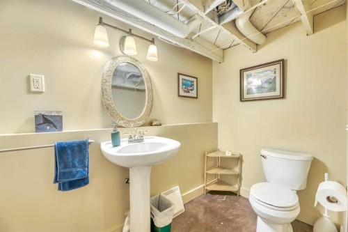 111 11 Avenue Nw, Calgary, AB - Indoor Photo Showing Bathroom