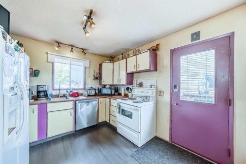 52 Castlebrook Rise Ne, Calgary, AB - Indoor Photo Showing Kitchen