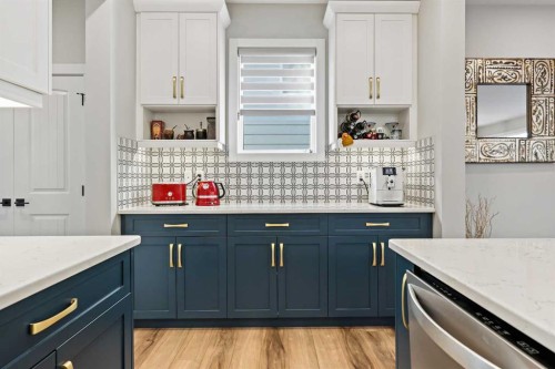 34 Coach Ridge Point Sw, Calgary, AB - Indoor Photo Showing Kitchen