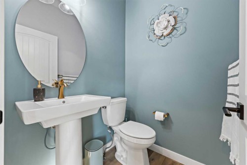 34 Coach Ridge Point Sw, Calgary, AB - Indoor Photo Showing Bathroom