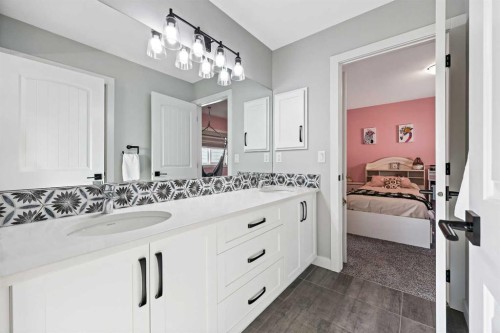34 Coach Ridge Point Sw, Calgary, AB - Indoor Photo Showing Bathroom