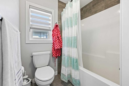 34 Coach Ridge Point Sw, Calgary, AB - Indoor Photo Showing Bathroom
