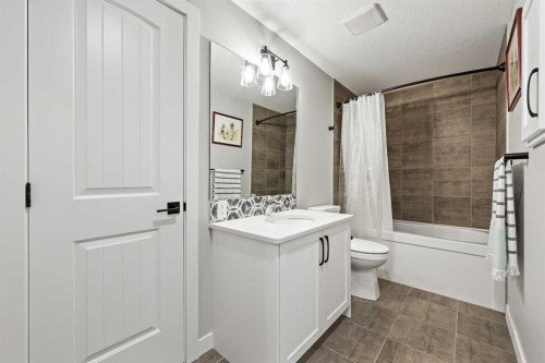 34 Coach Ridge Point Sw, Calgary, AB - Indoor Photo Showing Bathroom