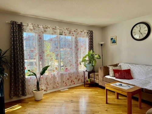 43 Bridlecrest Road Sw, Calgary, AB - Indoor Photo Showing Living Room