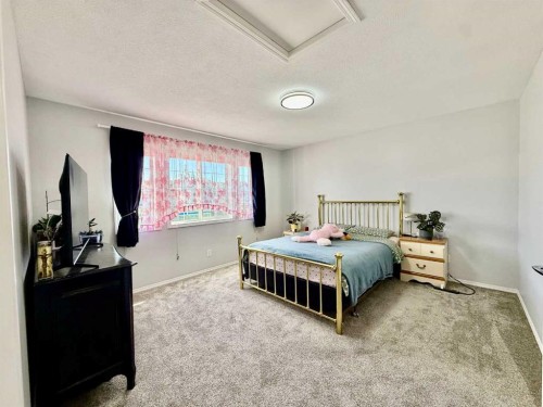 43 Bridlecrest Road Sw, Calgary, AB - Indoor Photo Showing Bedroom