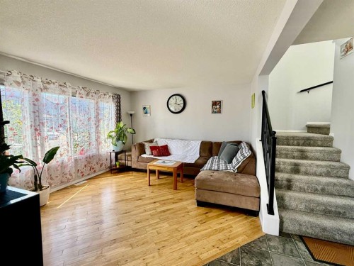 43 Bridlecrest Road Sw, Calgary, AB - Indoor Photo Showing Living Room