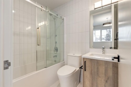 1651 8 Avenue Nw, Calgary, AB - Indoor Photo Showing Bathroom